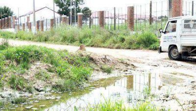 Reclamos barriales por calles rotas y pastizales