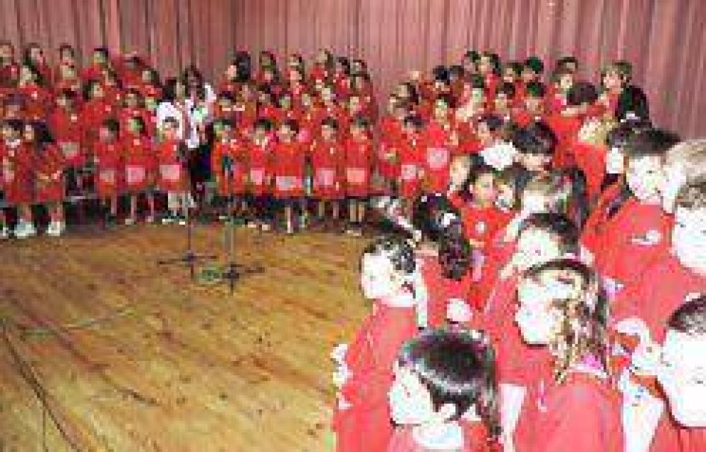 La Escuela Normal festej� el egreso de los m�s chiquitos