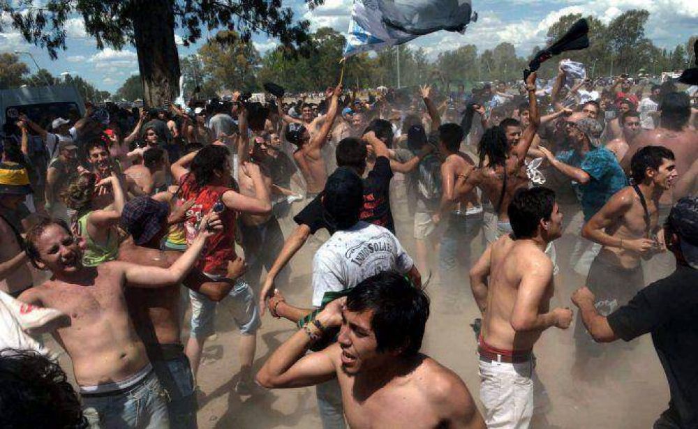 Incidentes entre la Polic�a y los fans del Indio Solari en su recital en Mendoza Gentileza: diario Los Andes