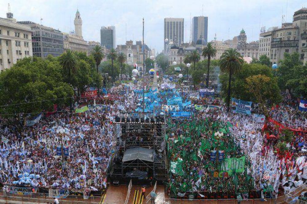 Con shows musicales, en Plaza de Mayo se vivi la Fiesta de la Democracia   