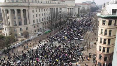 Multitudinaria marcha contra la violencia racista en Washington