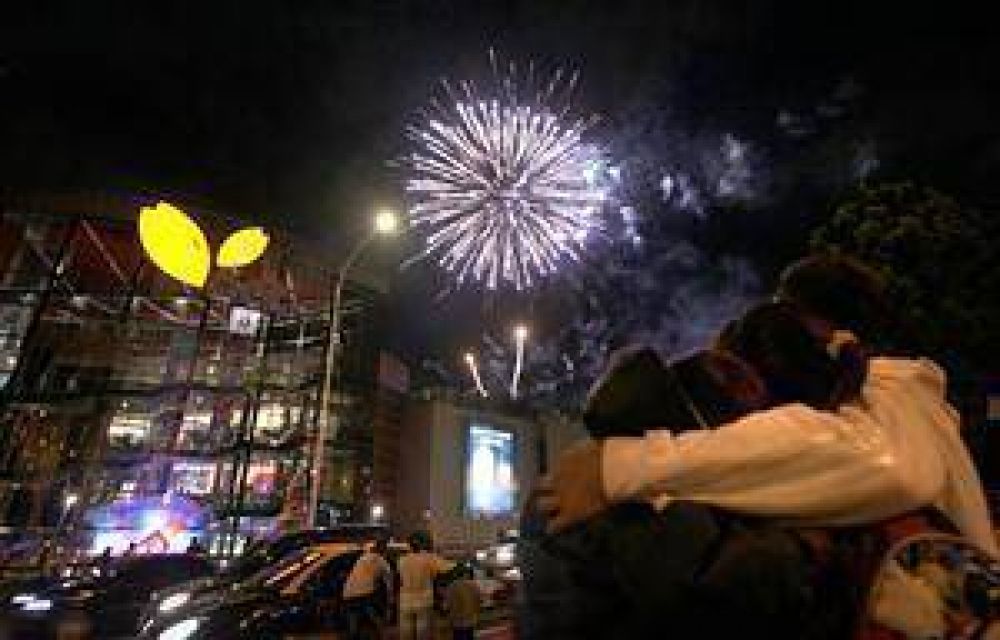 Buenos Aires se ilumin� al ritmo de 8000 fuegos de artificio