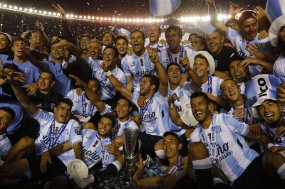 Racing es campeón del fútbol argentino después de 13 años