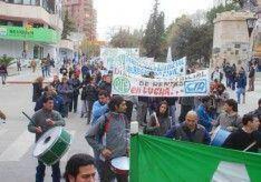 Estatales y jubilados cobrar�n el medio aguinaldo en dos cuotas