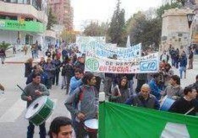 Estatales y jubilados cobrar�n el medio aguinaldo en dos cuotas