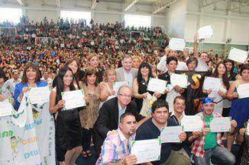 2400 varelenses egresaron gracias al Plan Fines