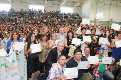 2400 varelenses egresaron gracias al Plan Fines