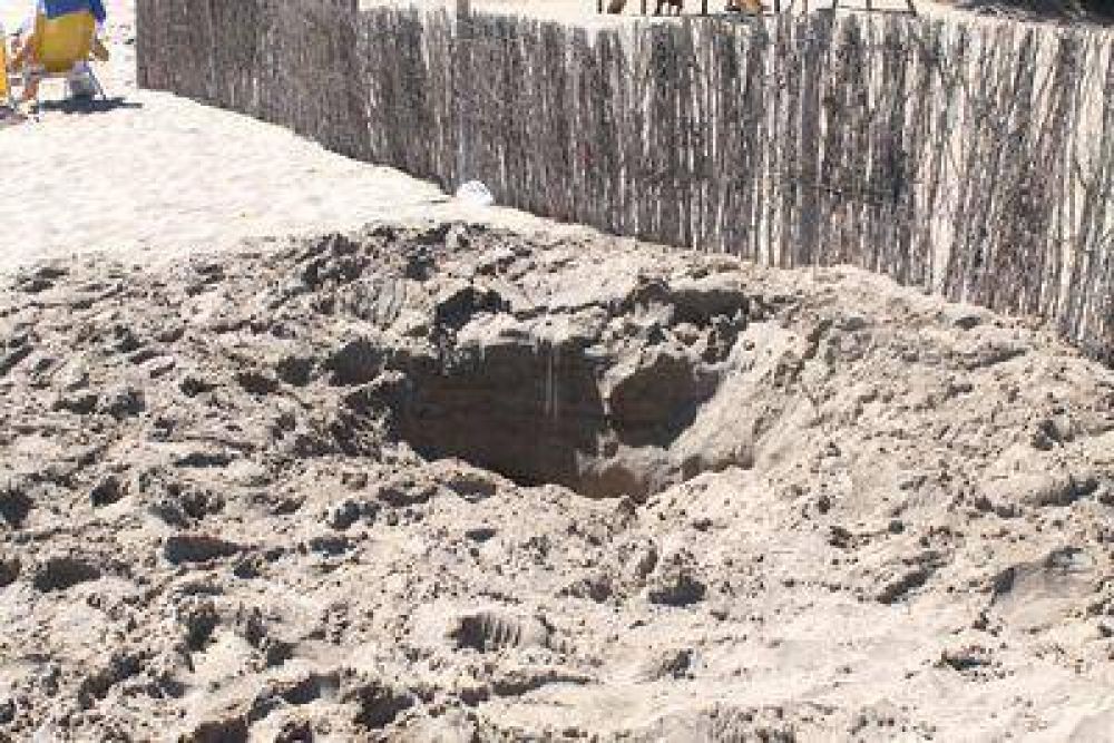 Villa Gesell: Un chico de 13 a�os muri� asfixiado al derrumbarse el pozo que hac�a en la playa