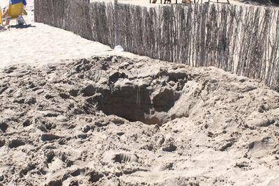 Villa Gesell: Un chico de 13 a�os muri� asfixiado al derrumbarse el pozo que hac�a en la playa