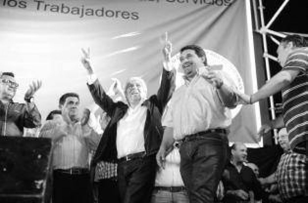 Moyano les pidi� a los camioneros tucumanos que �luchen� por el bono de fin de a�o