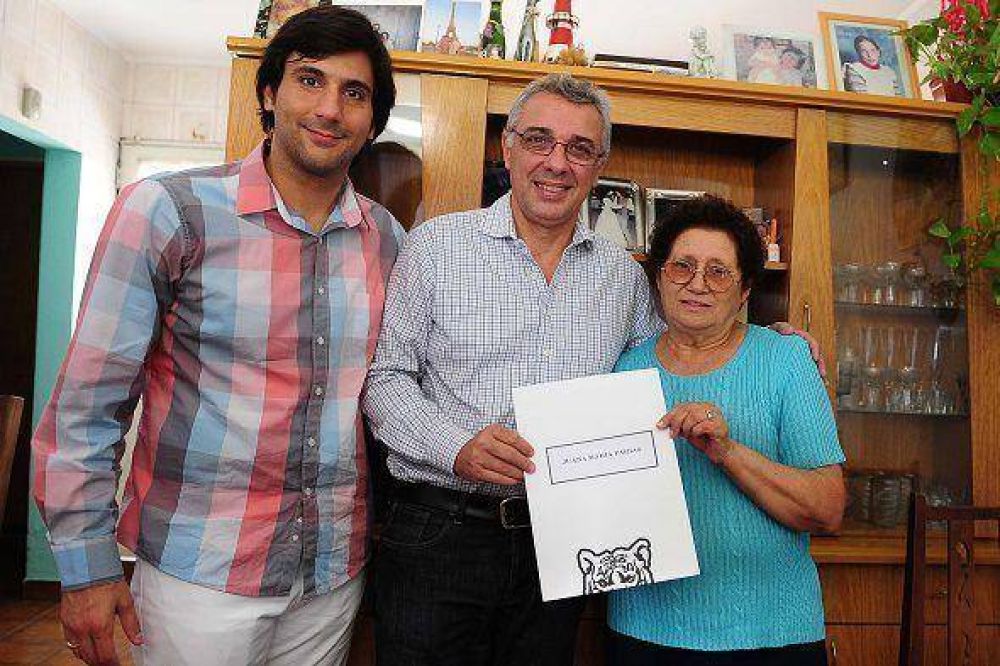 Zamora entreg escrituras a vecinos de distintas localidades de Tigre