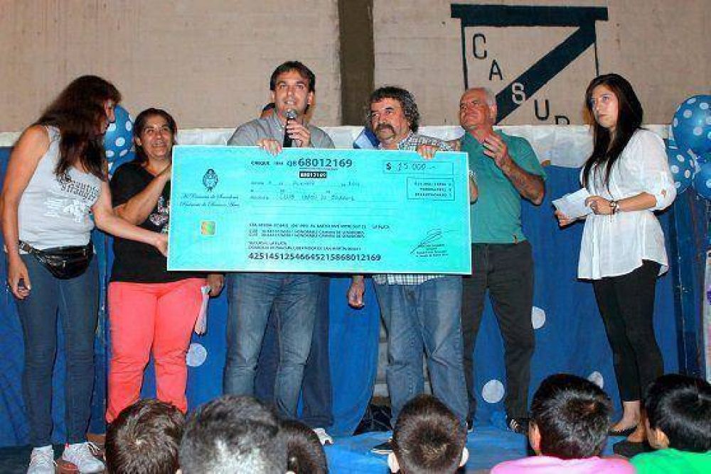 Galmarini hizo entrega de subsidio para el Club Uni�n de Boulogne