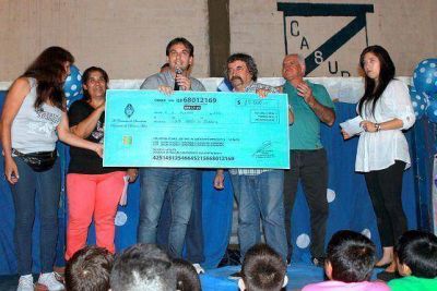 Galmarini hizo entrega de subsidio para el Club Uni�n de Boulogne