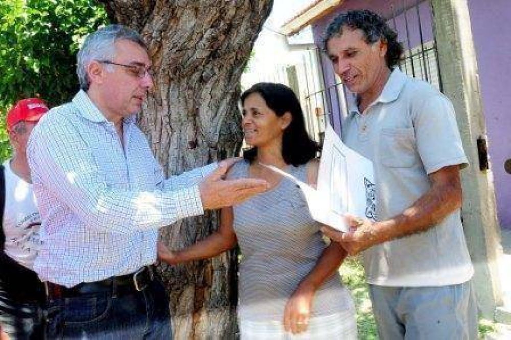 Julio Zamora entreg escrituras a vecinos de distintas localidades de Tigre