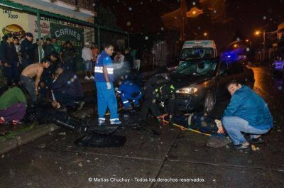 Grave accidente en villa Mitre deja a 4 polic�as heridos