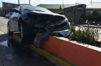 Perdi� el control y termin� chocando contra un cantero