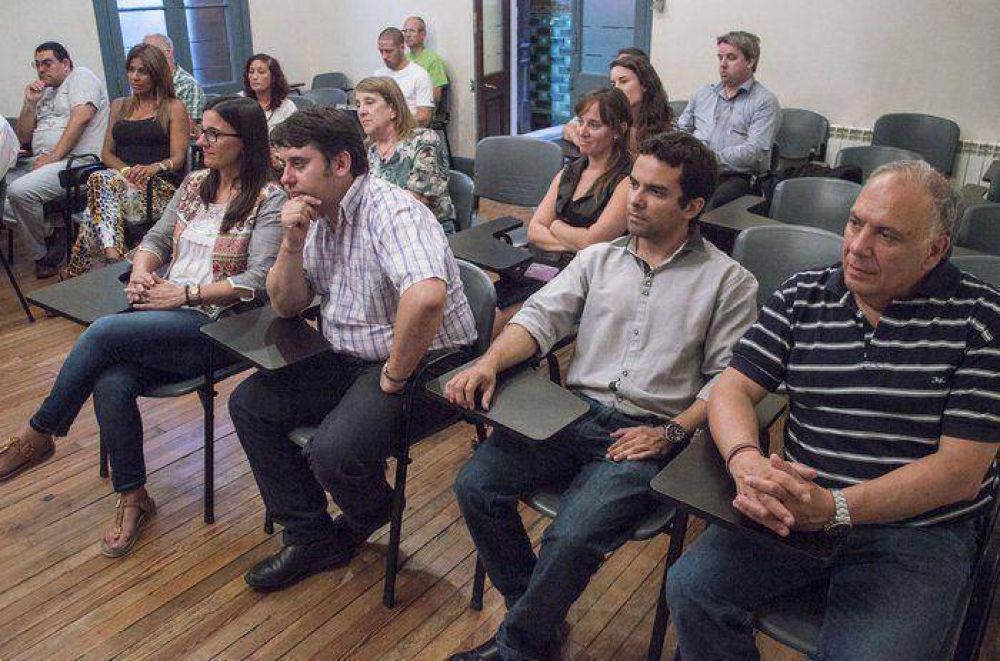 Fue presentado en Azul el libro �Pol�ticas P�blicas de Desarrollo Local� realizado por el CEIPIL