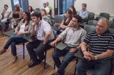 Fue presentado en Azul el libro �Pol�ticas P�blicas de Desarrollo Local� realizado por el CEIPIL