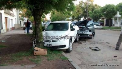 Choc� una camioneta estacionada y luego dej� abandonado su auto 