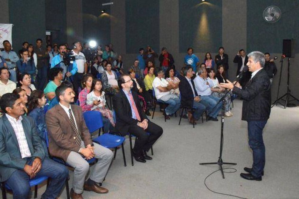 Poggi adjudic� 31 lotes fiscales a vecinos de Villa Larca