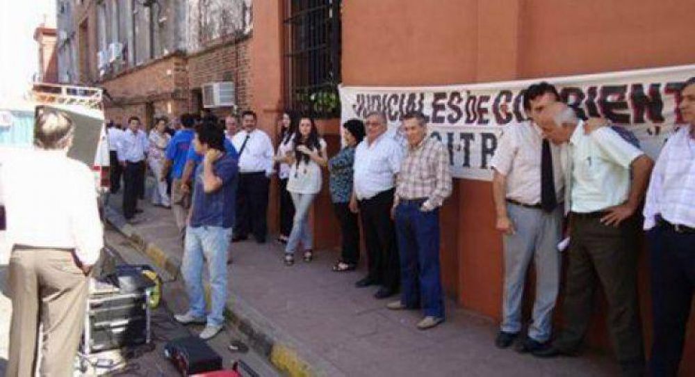 Con una marcha, judiciales exigen Jury a la fiscal Romero