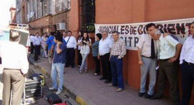 Con una marcha, judiciales exigen Jury a la fiscal Romero