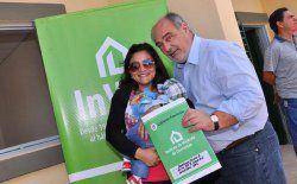 Colombi entreg� viviendas y subsidios e inaugur� obras en varias localidades