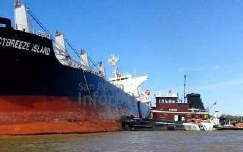 Choque de barcos en r�o Paran�: Prefectura evita que el derrame avance