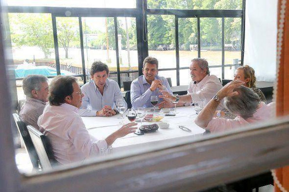 Massa se reuni con sus precandidatos a gobernador