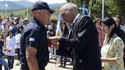 Buzzi anunci� un decreto que proh�be la miner�a en la cordillera