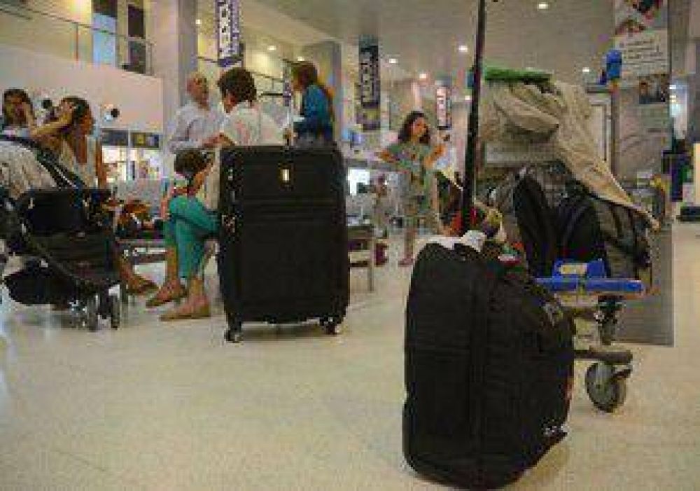 Abren y roban 6 valijas de un vuelo de LAN 