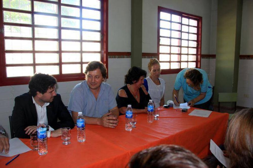 Entregaron subsidios para infraestructura en 8 escuelas
