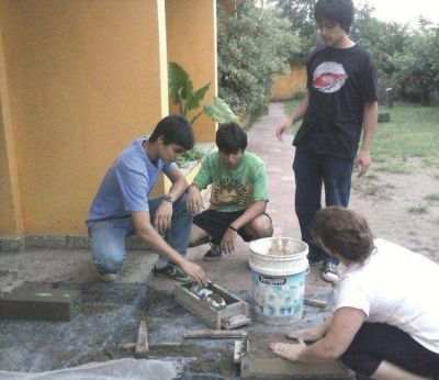 Con Ecoladrillos construyen una casa de juegos