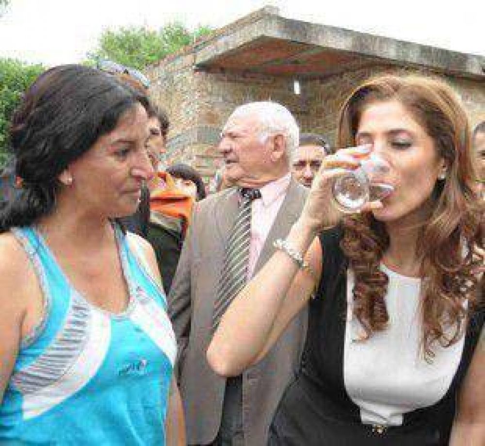 La Gobernadora inaugur� obras de agua