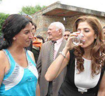 La Gobernadora inaugur� obras de agua