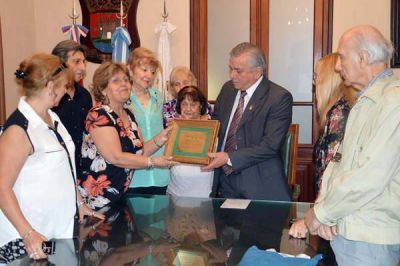 El intendente recibi� a miembros del grupo literario 