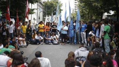 En La Plata acampan contra el aumento del men� universitario
