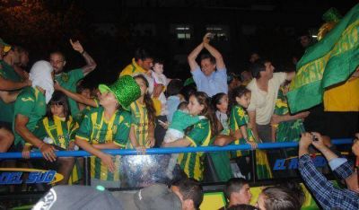 El Intendente salud� a jugadores y directivos en las puertas de la Municipalidad
