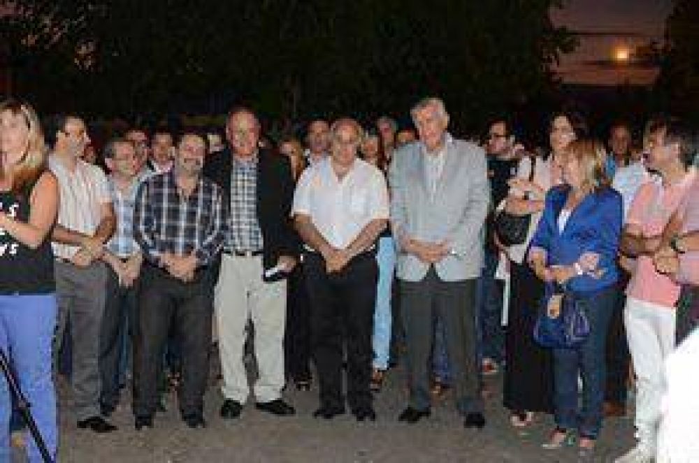  Inauguraron pavimento e iluminaci�n en Capital