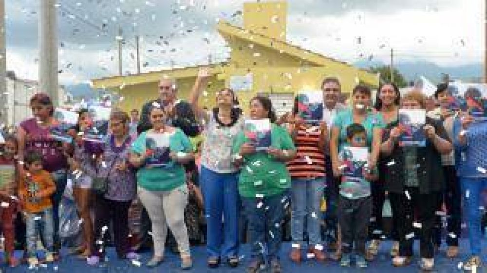 Se entregaron viviendas y mejoramientos a m�s de 50 familias del sur capitalino