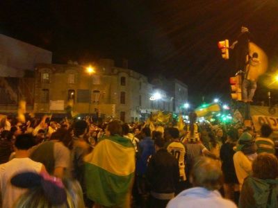 No todo es alegr�a: v�ndalos disfrazados de hinchas destrozaron varios negocios del Puerto