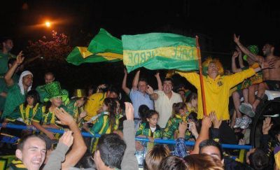 Gustavo Pulti sali� a saludar y termin� celebrando en el micro