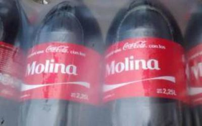 Candidato de Scioli hace campa�a con botellas de Coca Cola en Pilar