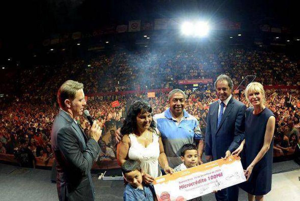 Daniel Scioli entreg� el microcr�dito 100 mil en un Luna Park repleto