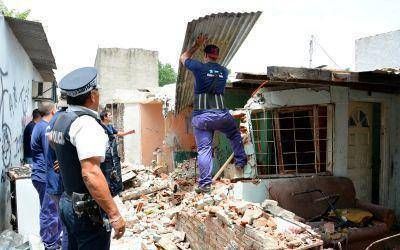 El Municipio de San Mart�n destruy� tres b�nkeres de droga en el barrio El 18 