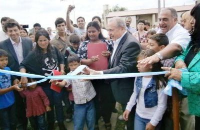 Jorge entreg� viviendas en Caleuf� y Martini