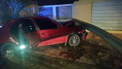 Arranc� un guardarrail y choc� su auto contra una casa; el test de alcoholemia le dio 2,23