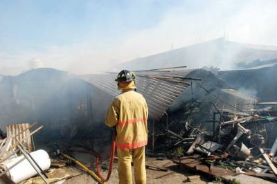 Incendiaron casa de alba�il a quien el d�a anterior unos v�ndalos lo quisieron echar para usurparla