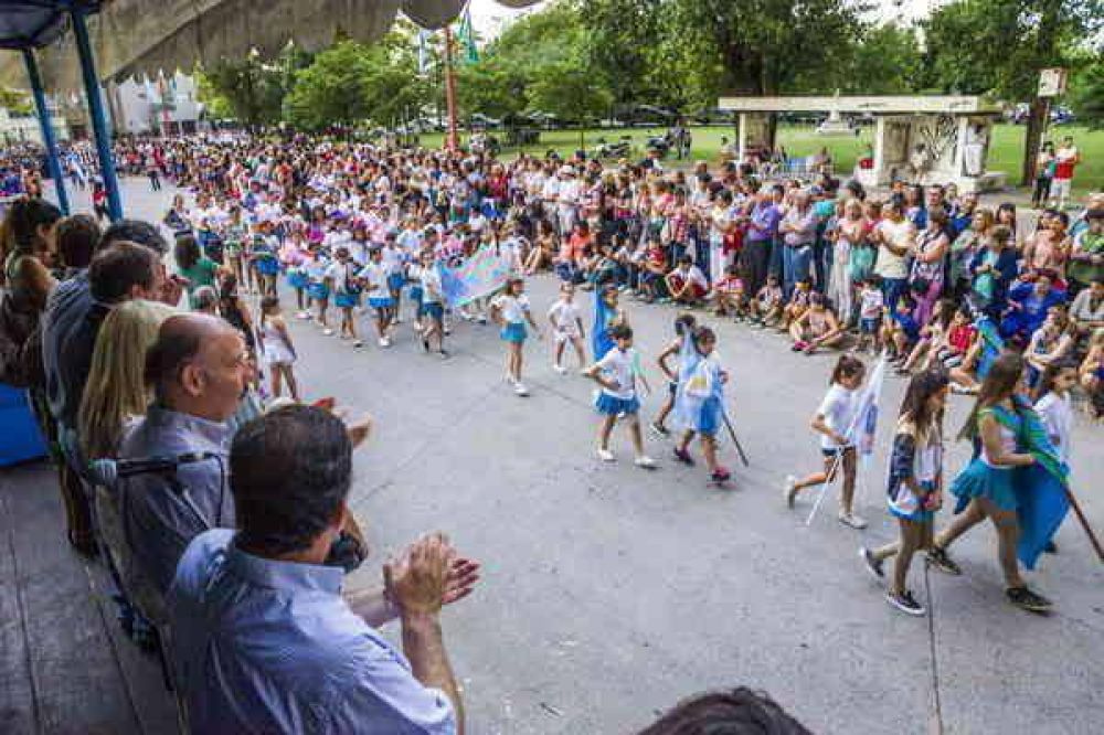 DISCURSO, DESFILE Y TORTA EN EL ACTO CENTRAL POR EL 182� ANIVERSARIO DE AZUL
