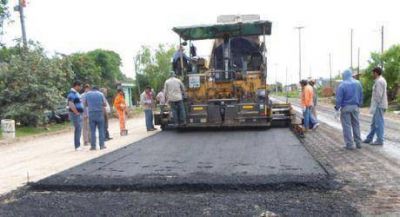 De Vido supervis� primer tramo de capas de concreto asf�ltico sobre Av. Maradona